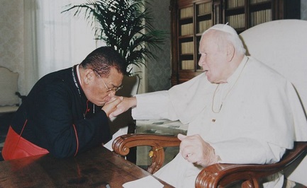 Obando Bravo con Giovanni Paolo II, il papa che lo fece cardinale nel 1985