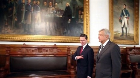 Cambio di mano. L’uscente presidente Peña Nieto, l’entrante Lopez Obrador (in primo piano)