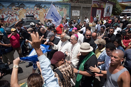 Cardinale e vescovo circondati da squadre sandiniste nella cittadina di Diriamba (Foto Carlos Herreca)