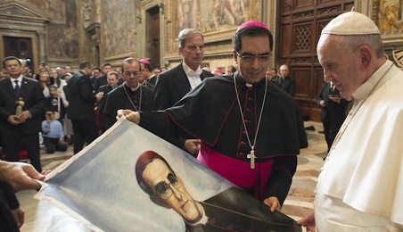 Escobar Alas mostra al Papa una tela con il ritratto di Romero