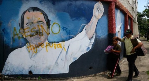 Il murale davanti a un ministero di Managua su cui i manifestanti hanno dipinto “Ortega assassino” (Foto Reuters)