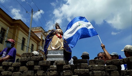 La popolare “Virgen de la Asunción” del Nicaragua messa su una barricata (LA PRENSA-CINTHYA TORRES)