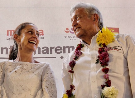 Lopez Obrador, il vincitore, con la nuova sindaco di Città del Messico, Claudia Sheinbaum, del suo stesso partito (Foto Claudiashein)