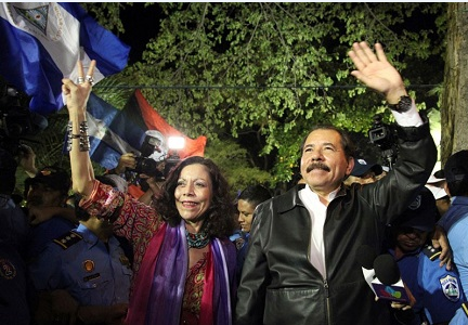Ortega (presidente) con la moglie Murillo (vice-presidente)