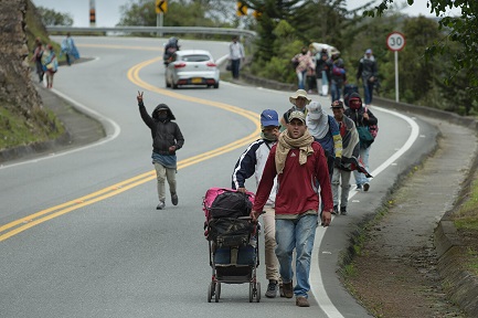 L’ESODO DI VENEZUELANI ASSOMIGLIA A QUELLO DEI PROFUGHI NEL MEDITERRANEO. Lo dichiarano le Nazioni Unite che vedono avvicinarsi il “momento di crisi”