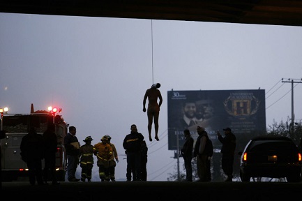 Una scena di violenza abituale: il corpo di un uomo appeso sotto un ponte sulla strada che conduce a Tijuana (Foto AP - Guillermo Arias)