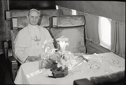 Una rara immagine di Paolo VI a bordo dell'aereo che lo porterà a Bogotá