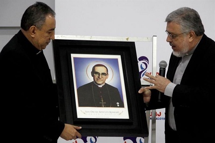 Il postulatore Rafael Urrutia, mentre consegna il quadro di monsignor Romero con la reliquia all’arcivescovo di Panama José Domingo Ulloa