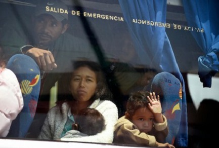 Salvadoregni sull’autobus iniziano il viaggio verso gli Stati Uniti (Foto AP)