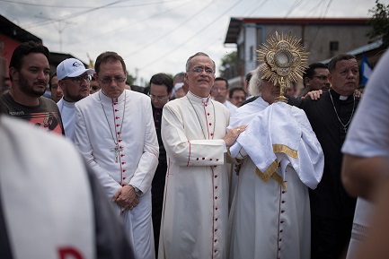 Silvio José Báez, al centro, tra il cardinale Brenes e il nunzio Stanislaw Waldemar, durante la visita a Masaya il 21 giugno per evitare un massacro (Foto Carlos Herrera)