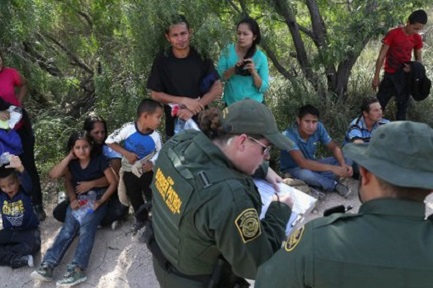 Minorenni migranti fermati dalla polizia di frontiera (Foto-AFP)