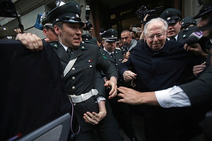 L’ormai ex-sacerdote cileno Fernando Karadima in una foto del 2015, mentre esce da un tribunale a Santiago del Cile (Foto Associated Press)