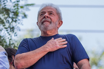 LULA CANDIDATO FINO ALL’ULTIMO. Ad un mese dal voto per la presidenza del Brasile, il Partito dei Lavoratori ribadisce la candidatura del suo fondatore, che guida i sondaggi