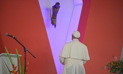 Il Papa prega davanti al Cristo Roto nella città di Boyacá, in Colombia