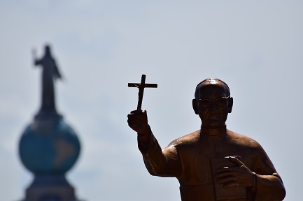 La statua di Romero in Piazza Salvador del Mundo, da dove partirà la processione della vigilia