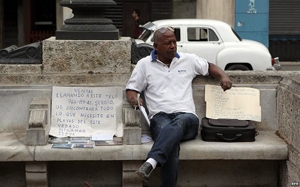Un agente immobiliare offre case a Cuba