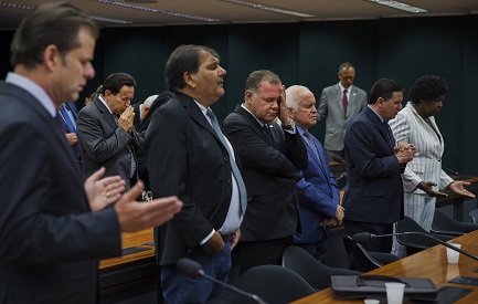 Un gruppo di evangelici brasiliani prega durante una seduta del parlamento (LALO DE ALMEIDA FOLHAPRESS)