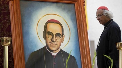 Leopoldo Brenes davanti al ritratto di monsignor Romero