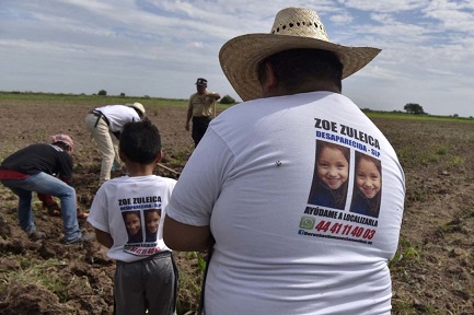 Familiari di scomparsi alla ricerca di tombe clandestine a Navolato, nello stato messicano di Sinaloa (Foto Germán Canseco)
