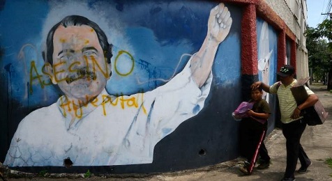 Il murale dipinto davanti a un ministero di Managua (Foto Reuters)