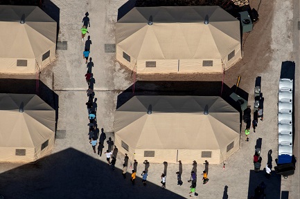 Bambini migranti in un centro di detenzione di Tornillo, in Texas (Foto Credit Mike Blake-Reuters)