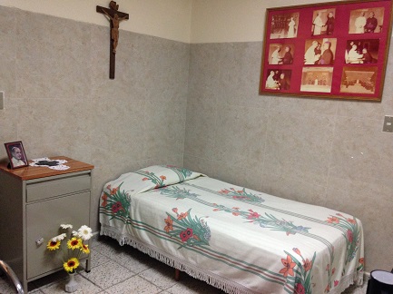 La stanza di Romero con fotografie di Paolo VI sul comodino e alla parete (Foto dell’autore)