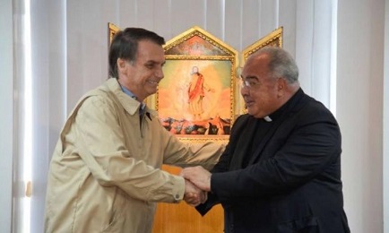 Il candidato presidente Jair Bolsonaro con il cardinale brasiliano Orani Tempesta (Foto AFP)